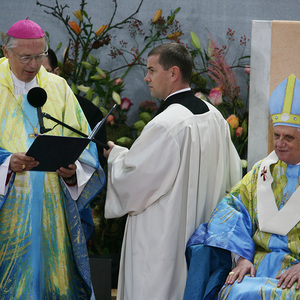 Papst Benedikt XVI (sitzend) und Bischof Egon Kapellari feiernd in Mariazell im Jahr 2007.