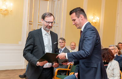 AAI-Leiter Johannes Mindler-Steiner erhält den menschenrechtspreis des landes Steiermark von Landesrat Stefan Hermann.